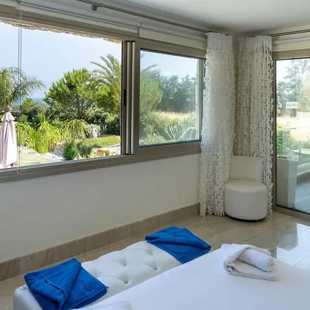 Harmonia - 4 Bedroom Luxury Beach Front With Private Pool Vilă