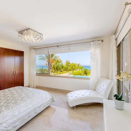 Vilă Harmonia - 4 Bedroom Luxury Beach Front With Private Pool